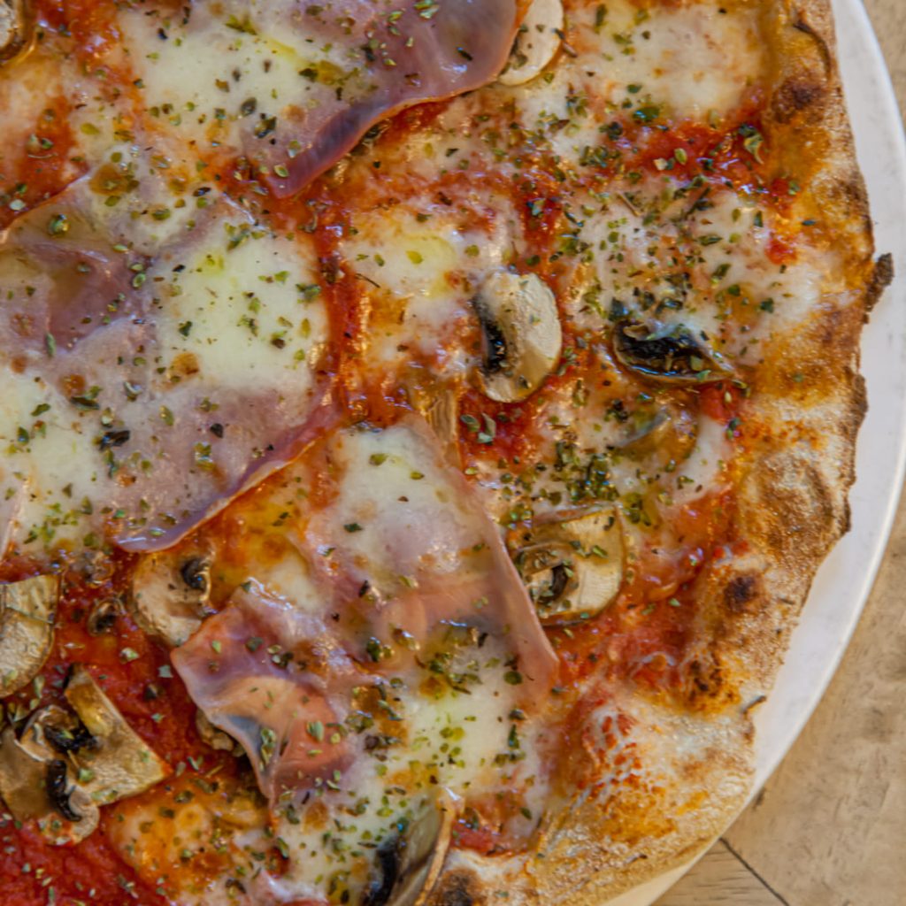 Pizza Prosciutto Funghi 7