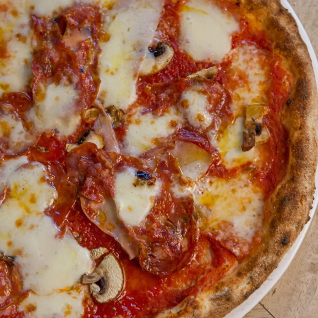 pizza caprichosa con toque de picante